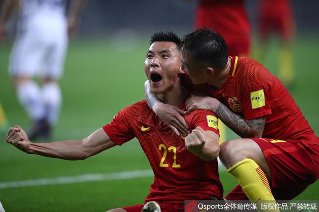“囧瑟夫”一身丝绒西装英俊笔挺，然而节目录制现场，他却再次发挥搞笑功力，唱起歌来摆出各种夸张动作和表情，还故作“囧”态，让现场 罗素加盟灾难片 《遗落战境》导演拍亚利桑那山火 2016-06-07 6月7日，狮门影业宣布男星亚历克斯·罗素加入约瑟夫·科辛斯基的灾难新作《无路可退》，将与詹妮弗·康纳利、乔什·布洛林、杰夫·布里吉斯、泰勒·克奇等人共同面对亚利桑那的大火。