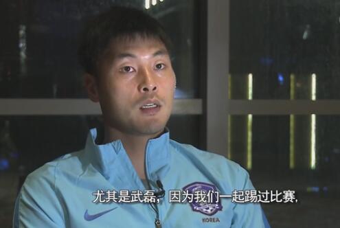 他还亲切地与海瑟薇拥抱，引得对方面露娇羞。