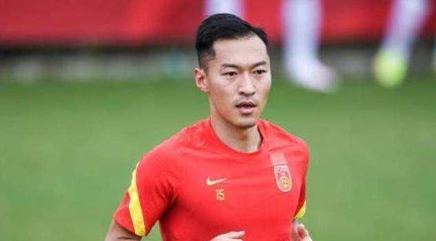 庞大的飞船伴随着小约翰·施特劳斯的《蓝色多瑙河》在太空中漂浮。