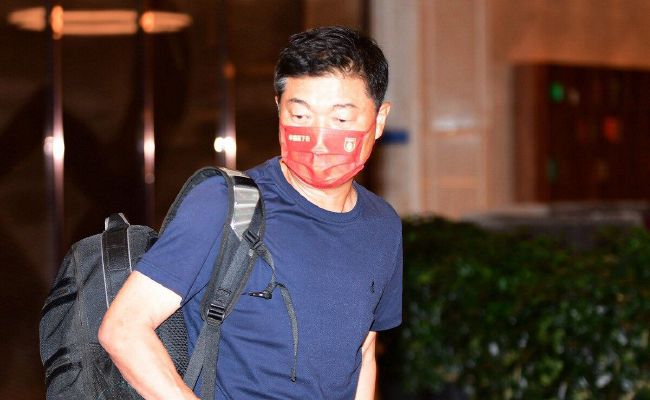 家里的每个人似乎都孤独地生活在自己的世界里，与外面的“正常”世界格格不入。