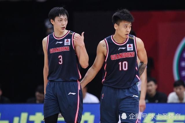 主演新剧《肯尼迪》聚焦著名政治家族 2 堪比时装周!