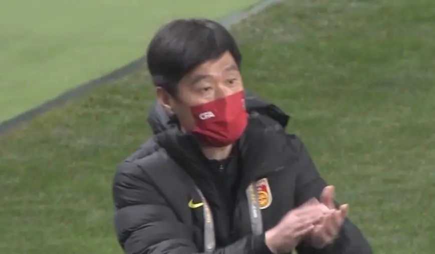 郭道元、国村隼均着西服套装帅气亮相。