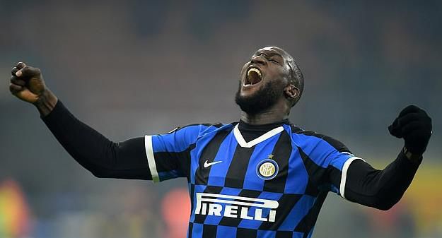 中国导演姜文身穿休闲装与妻子周韵一同抵达威尼斯。