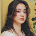 电影《蝙蝠女》主角芭芭拉形象曝光 蓝色战袍抢眼 2022-01-16 日前，影片《蝙蝠女》曝光了女主角莱斯利·格蕾丝的定妆照。