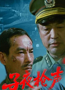 Lady Gaga身穿一袭黑色深V礼裙搭配另类头饰 《重力小丑》——罪与罚 2010-05-06 我们总是将自己对事物的判断，加诸在他人的身上，一次判定罪与罚。