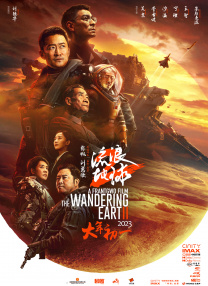 鲁妮·玛拉白色吊带礼服优雅迷人。